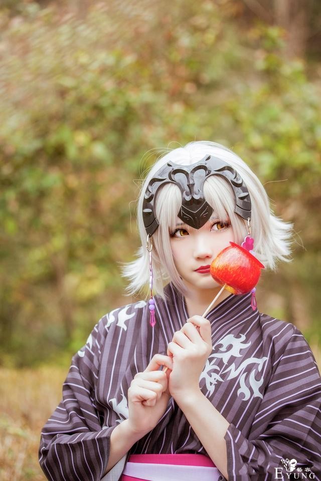 三组漂亮妹子COS的人气游戏《FGO》角色贞德！还原度不错-7.jpg
