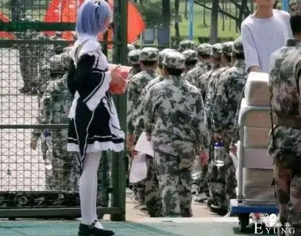 又到一年军训日，我还是对那个COS雷姆送西瓜的学姐念念不忘-1.jpg