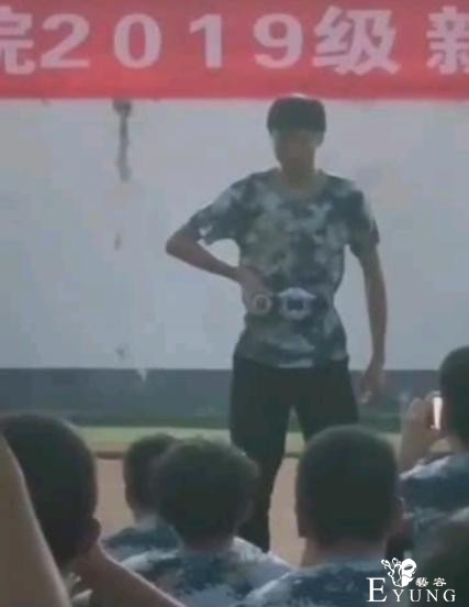 又到一年军训日，我还是对那个COS雷姆送西瓜的学姐念念不忘-3.jpg