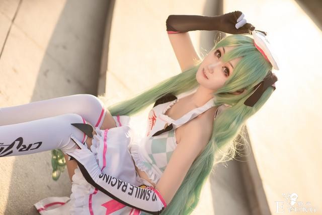 初音未来赛车娘cos，夕阳洒下了光辉，让美少女更加元气-2.jpg