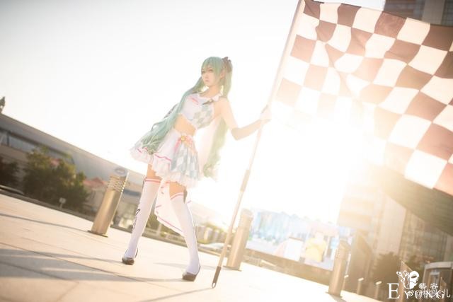 初音未来赛车娘cos，夕阳洒下了光辉，让美少女更加元气-3.jpg