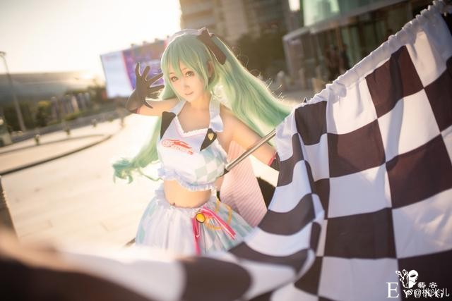 初音未来赛车娘cos，夕阳洒下了光辉，让美少女更加元气-1.jpg