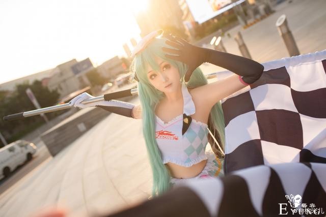 初音未来赛车娘cos，夕阳洒下了光辉，让美少女更加元气-6.jpg