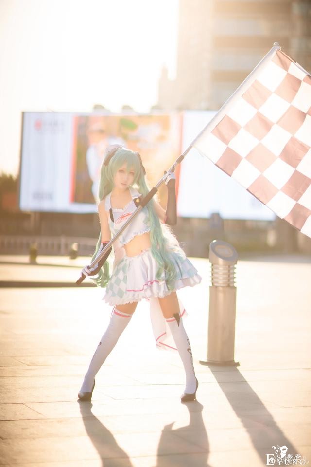 初音未来赛车娘cos，夕阳洒下了光辉，让美少女更加元气-4.jpg