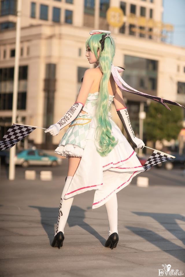 初音未来赛车娘cos，夕阳洒下了光辉，让美少女更加元气-5.jpg