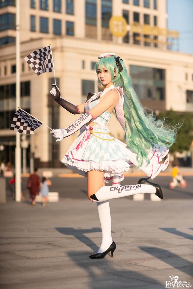 初音未来赛车娘cos，夕阳洒下了光辉，让美少女更加元气-7.jpg