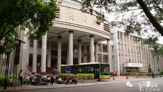 南宁某高校图书馆出现“变装男”，穿女装做不可描述动作，再看到速报警！-3.jpg