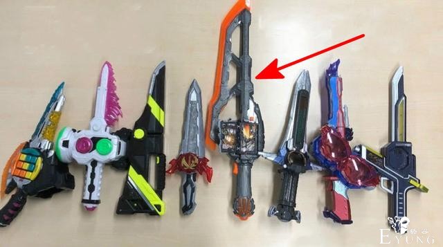 假面骑士玄武未上线被吹爆，高领铠甲配大刀，武器竟秒杀7个骑士-3.jpg