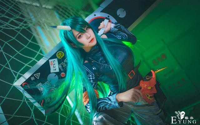 三位国人漂亮妹子COS的国产游戏《明日方舟》角色“星熊”-1.jpg