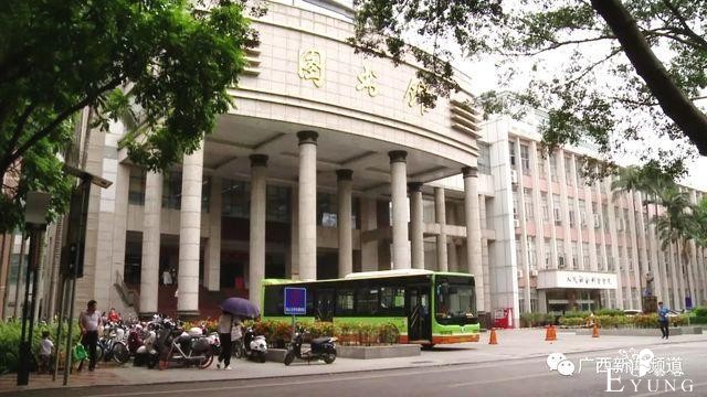 南宁某高校图书馆出现“变装男”，穿女装做不可描述动作，再看到速报警！-1.jpg