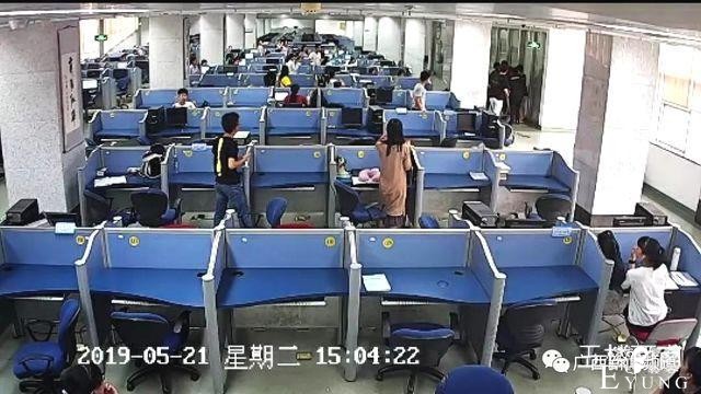 南宁某高校图书馆出现“变装男”，穿女装做不可描述动作，再看到速报警！-3.jpg