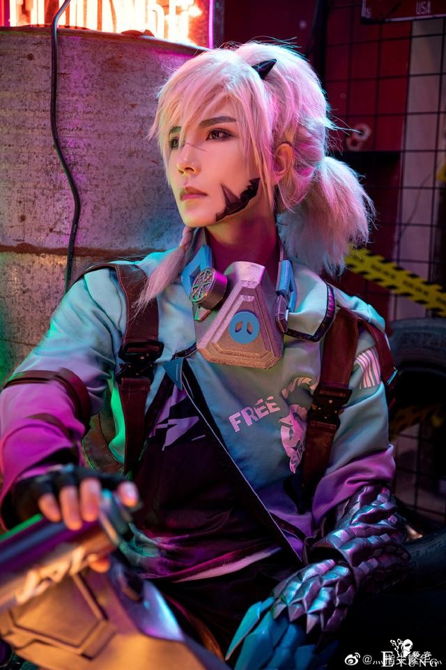 《王者荣耀》天狼狩猎者裴擒虎cos，时尚视觉感冲击，太酷啦-3.jpg