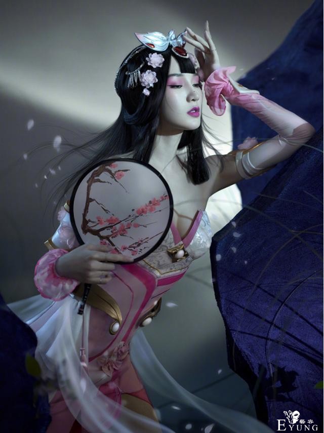 梦佳cos甄姬大玩二次元风，平时穿衣也挺保守的，这次这么大胆-1.jpg