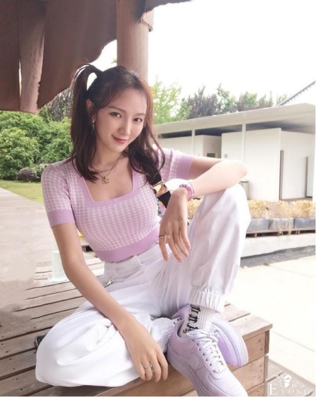 梦佳cos甄姬大玩二次元风，平时穿衣也挺保守的，这次这么大胆-2.jpg