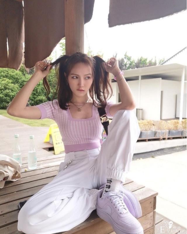 梦佳cos甄姬大玩二次元风，平时穿衣也挺保守的，这次这么大胆-3.jpg
