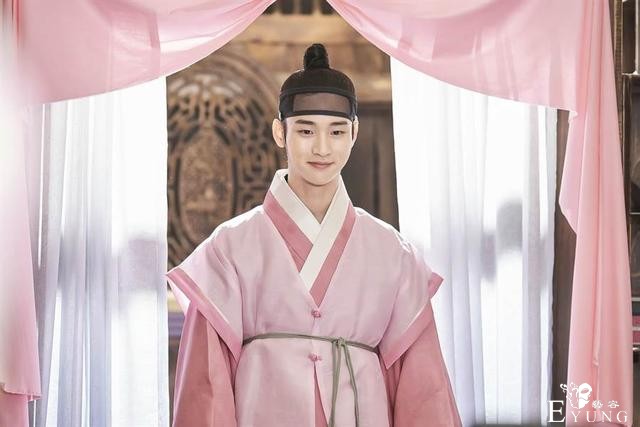 韩国演员男扮女装出演，苦练女人形态，比女主角更妖娆美丽-1.jpg