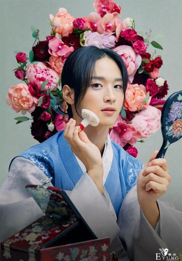 韩国演员男扮女装出演，苦练女人形态，比女主角更妖娆美丽-3.jpg