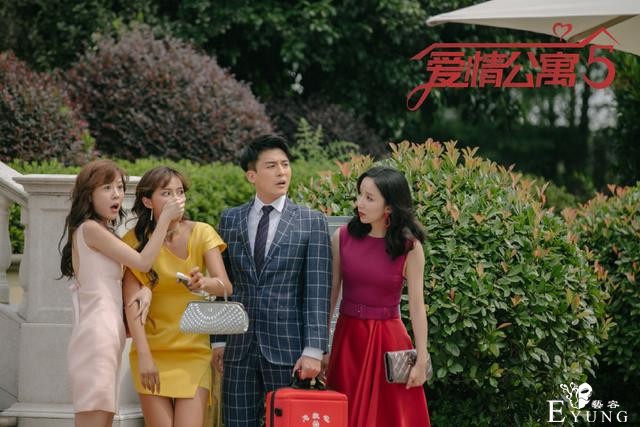 《爱情公寓5》海棠大力相亲时有谁注意到身后那个人？熟悉的面孔-1.jpg