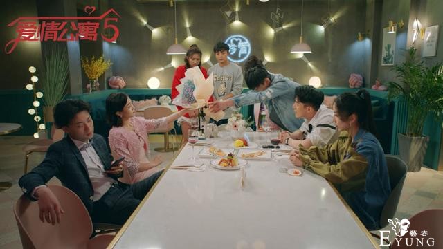 《爱情公寓5》海棠大力相亲时有谁注意到身后那个人？熟悉的面孔-3.jpg