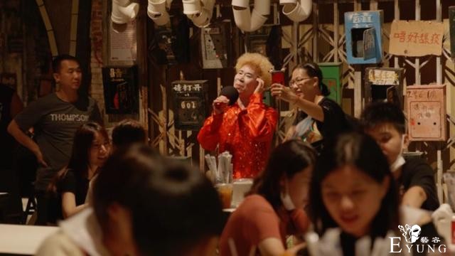 卖唱，跳舞，陪酒……她其实是男扮女装-1.jpg