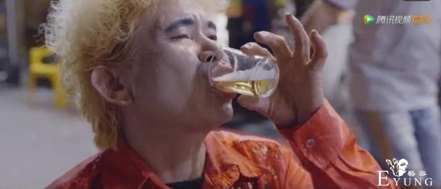 卖唱，跳舞，陪酒……她其实是男扮女装-6.jpg