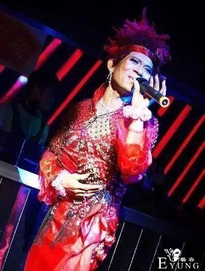 卖唱，跳舞，陪酒……她其实是男扮女装-9.jpg