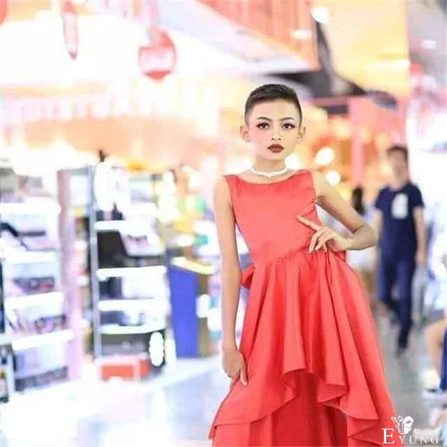 13岁男孩“男扮女装”走红，挣钱给父母买别墅，网友：雌雄难辨-2.jpg