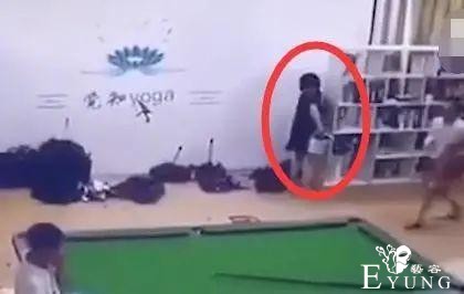 黑长直+百褶裙，男子扮女装混入女澡堂，待了3小时…-2.jpg