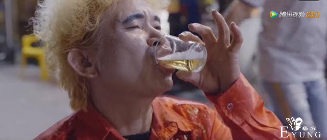 卖唱，跳舞，陪酒……她其实是男扮女装-6.jpg