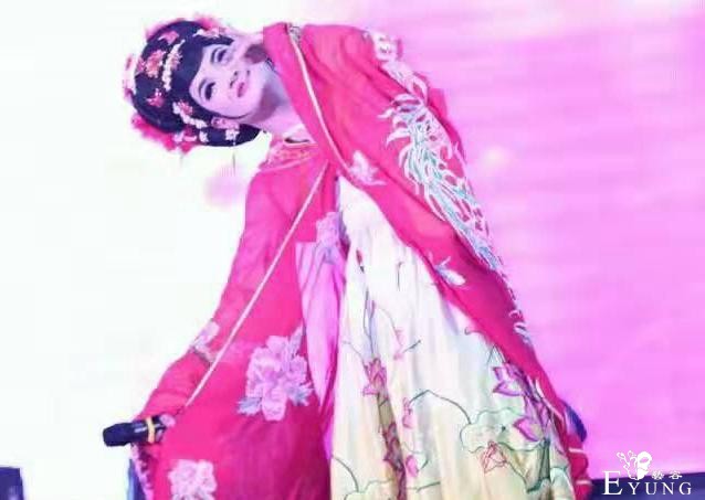 小伙男扮女装10年遭上百名男粉丝表白，惹得妻子吃醋：我太难了-3.jpg