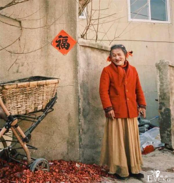 他男扮女装16年：终日浓妆艳抹，背后的故事却令人心酸-3.jpg