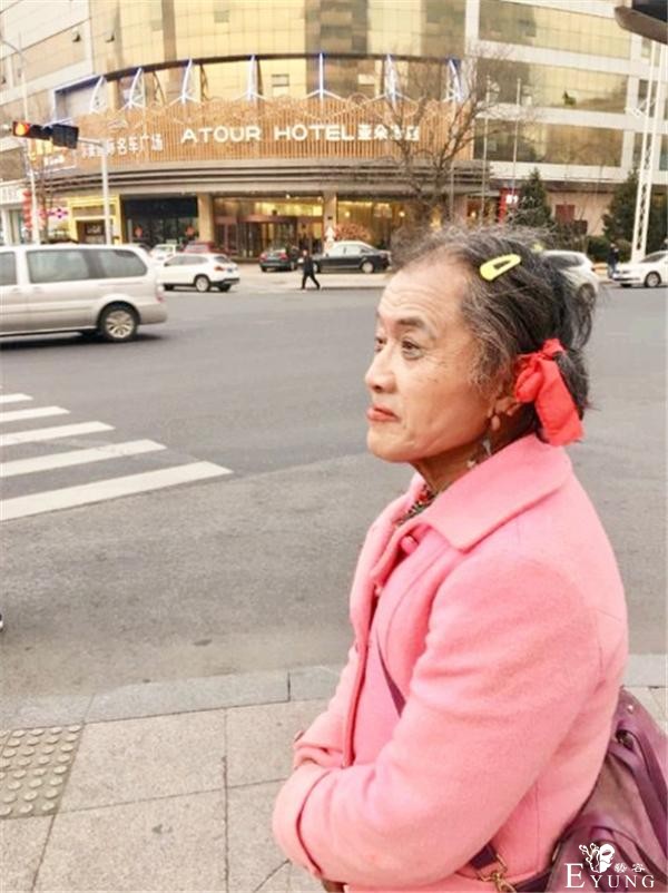 他男扮女装16年：终日浓妆艳抹，背后的故事却令人心酸-4.jpg