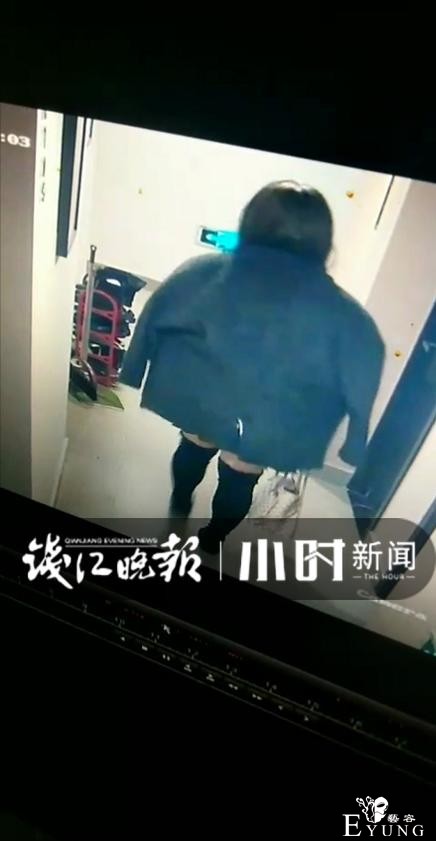 辣眼睛啊！壮小伙变身“女装大佬”，楼道内偷女装，然后穿上走起台步-1.jpg