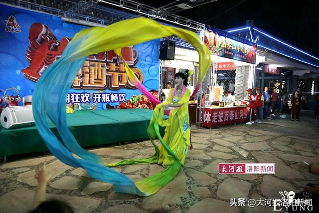河南28岁小伙男扮女装上台反串杨贵妃，观众：我不相信他是男的-2.jpg