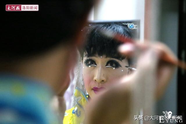 河南28岁小伙男扮女装上台反串杨贵妃，观众：我不相信他是男的-4.jpg