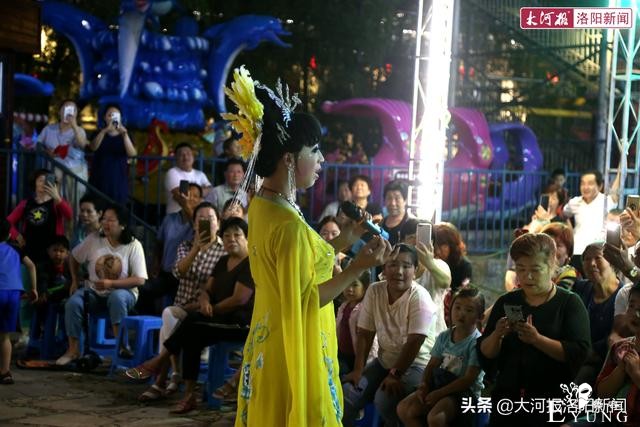 河南28岁小伙男扮女装上台反串杨贵妃，观众：我不相信他是男的-3.jpg