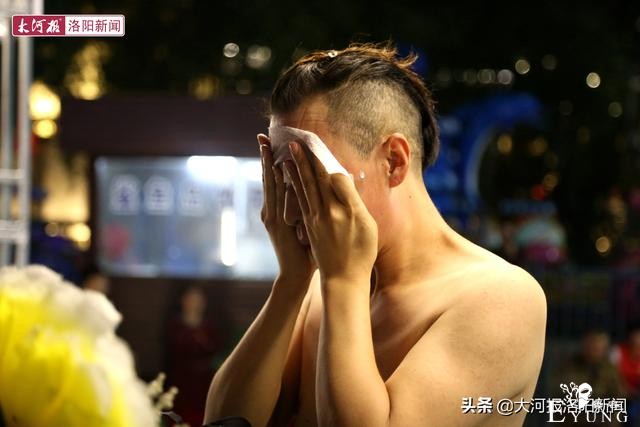河南28岁小伙男扮女装上台反串杨贵妃，观众：我不相信他是男的-5.jpg