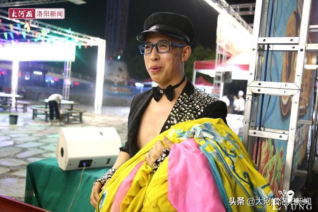 河南28岁小伙男扮女装上台反串杨贵妃，观众：我不相信他是男的-6.jpg