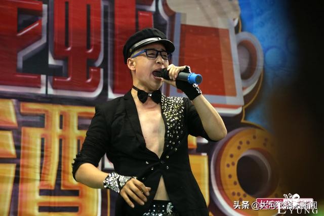 河南28岁小伙男扮女装上台反串杨贵妃，观众：我不相信他是男的-8.jpg