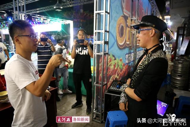 河南28岁小伙男扮女装上台反串杨贵妃，观众：我不相信他是男的-7.jpg