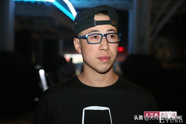 河南28岁小伙男扮女装上台反串杨贵妃，观众：我不相信他是男的-9.jpg
