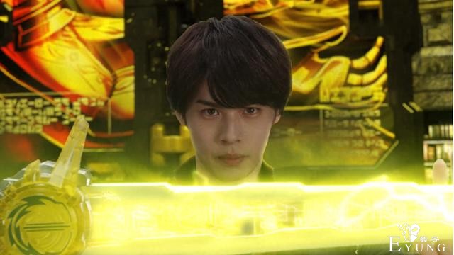假面骑士Espada变身黄金灯神溜来溜去，粉丝：说出吃瘪愿望-2.jpg