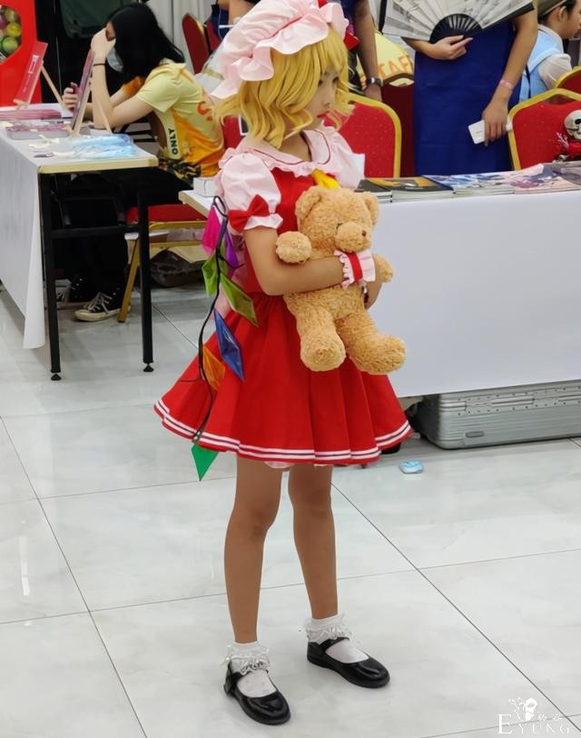 漫展神COS出没，别看这些小学生年龄不大，COS质量真是高-1.jpg