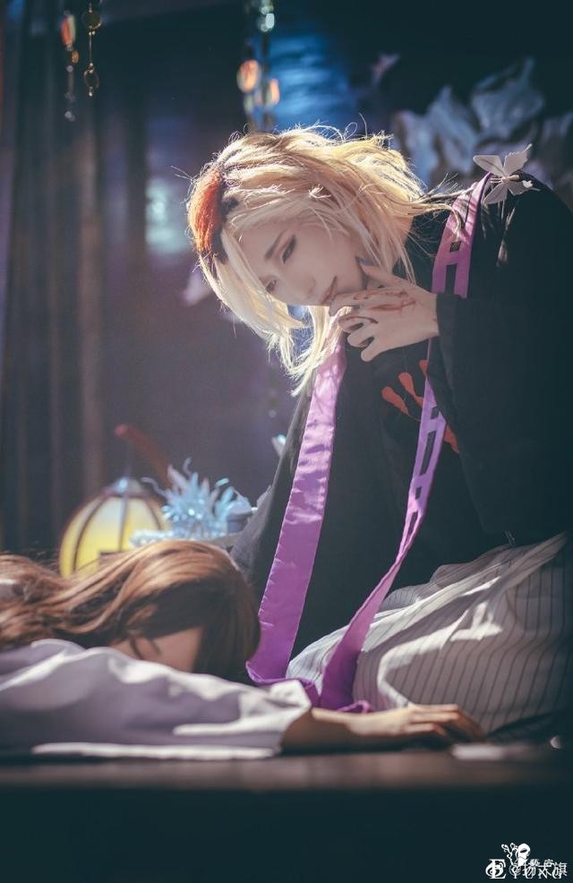 好看到犯规，《鬼灭之刃》童磨cos，眼神到位还有点可爱-2.jpg