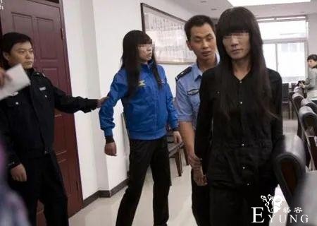毁三观！男子化身女装大佬卖淫被抓，嫖客当场惊呆…-6.jpg