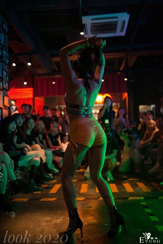 他拍下成都夜店里的变装派对，记录年轻人稀奇古怪的夜生活-9.jpg