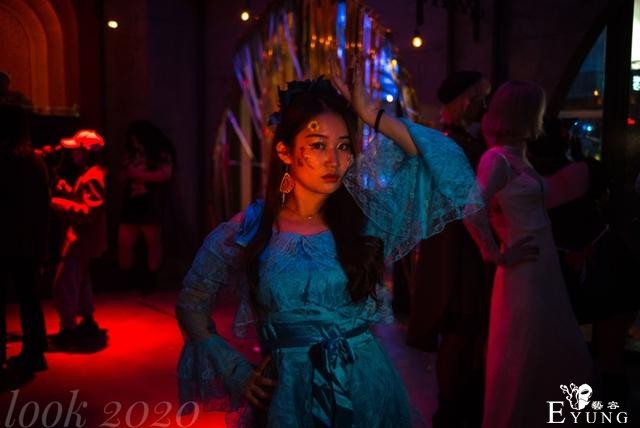 他拍下成都夜店里的变装派对，记录年轻人稀奇古怪的夜生活-6.jpg