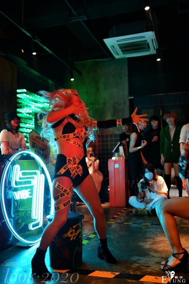 他拍下成都夜店里的变装派对，记录年轻人稀奇古怪的夜生活-8.jpg