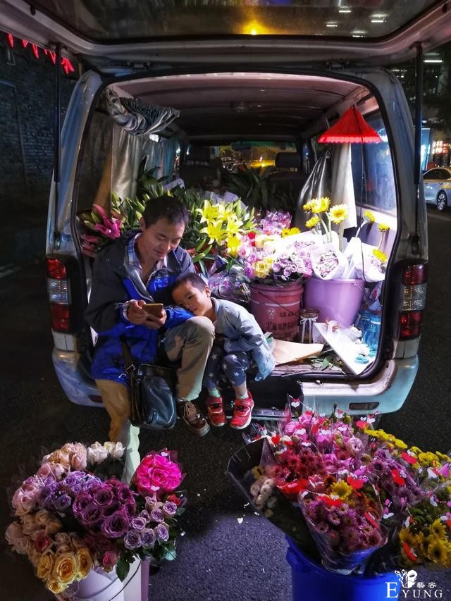 他拍下成都夜店里的变装派对，记录年轻人稀奇古怪的夜生活-12.jpg