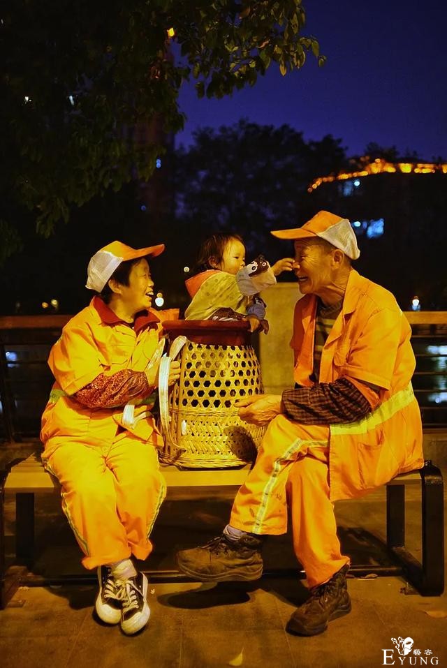 他拍下成都夜店里的变装派对，记录年轻人稀奇古怪的夜生活-11.jpg